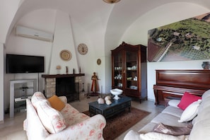 En 21-tommers Flatskjerm-TV med kabel-kanaler