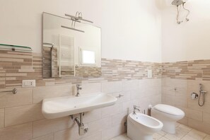 Dusj, hårføner, bidé og håndklær