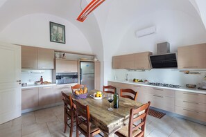 Perhehuvila, useita makuuhuoneita (Villa Gaia with pool and garden) | Ruokailu