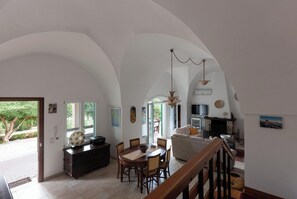 21 インチの薄型テレビ (ケーブル放送視聴可)