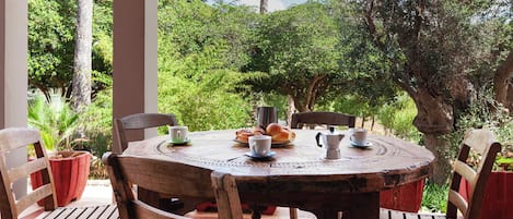 Biệt thự dành cho gia đình, nhiều phòng ngủ (Villa Gaia with pool and garden) | Khu ẩm thực ngoài trời