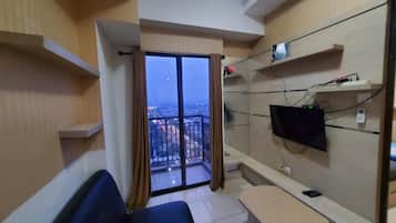 1 habitación, escritorio y espacio para trabajar con laptop