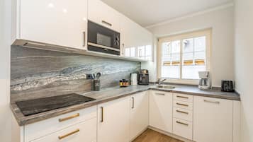 Réfrigérateur, micro-ondes, plaque de cuisson, lave-vaisselle