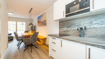 Réfrigérateur, micro-ondes, plaque de cuisson, lave-vaisselle