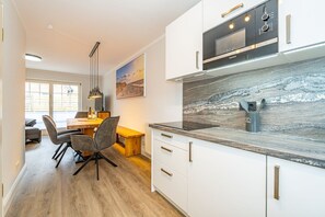 Réfrigérateur, micro-ondes, plaque de cuisson, lave-vaisselle