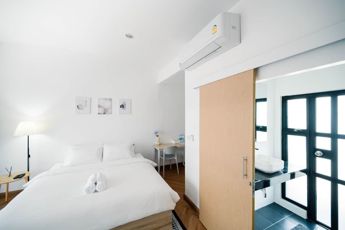 Classic Double Room, 1 King Bed, Bathtub | Free WiFi, bed sheets