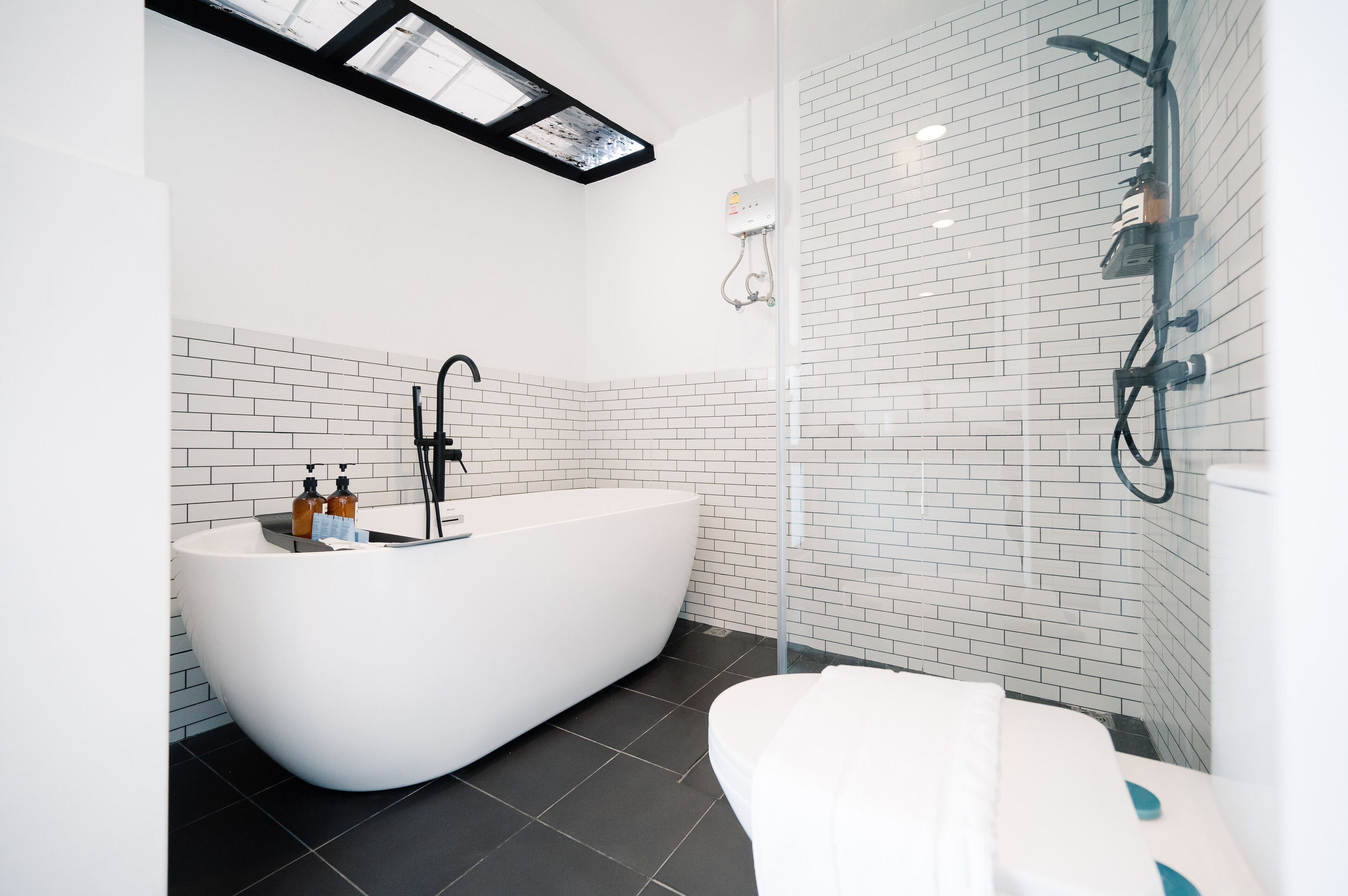 Classic Double Room, 1 King Bed, Bathtub | Bathroom