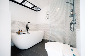 Classic Double Room, 1 Katil Raja (King), Bathtub | Bilik Mandi | Kelengkapan dandanan diri percuma, pengering rambut, tuala disediakan 