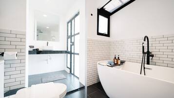 Classic Double Room, 1 King Bed, Bathtub | Bathroom | Free toiletries, hair dryer, towels, shampoo