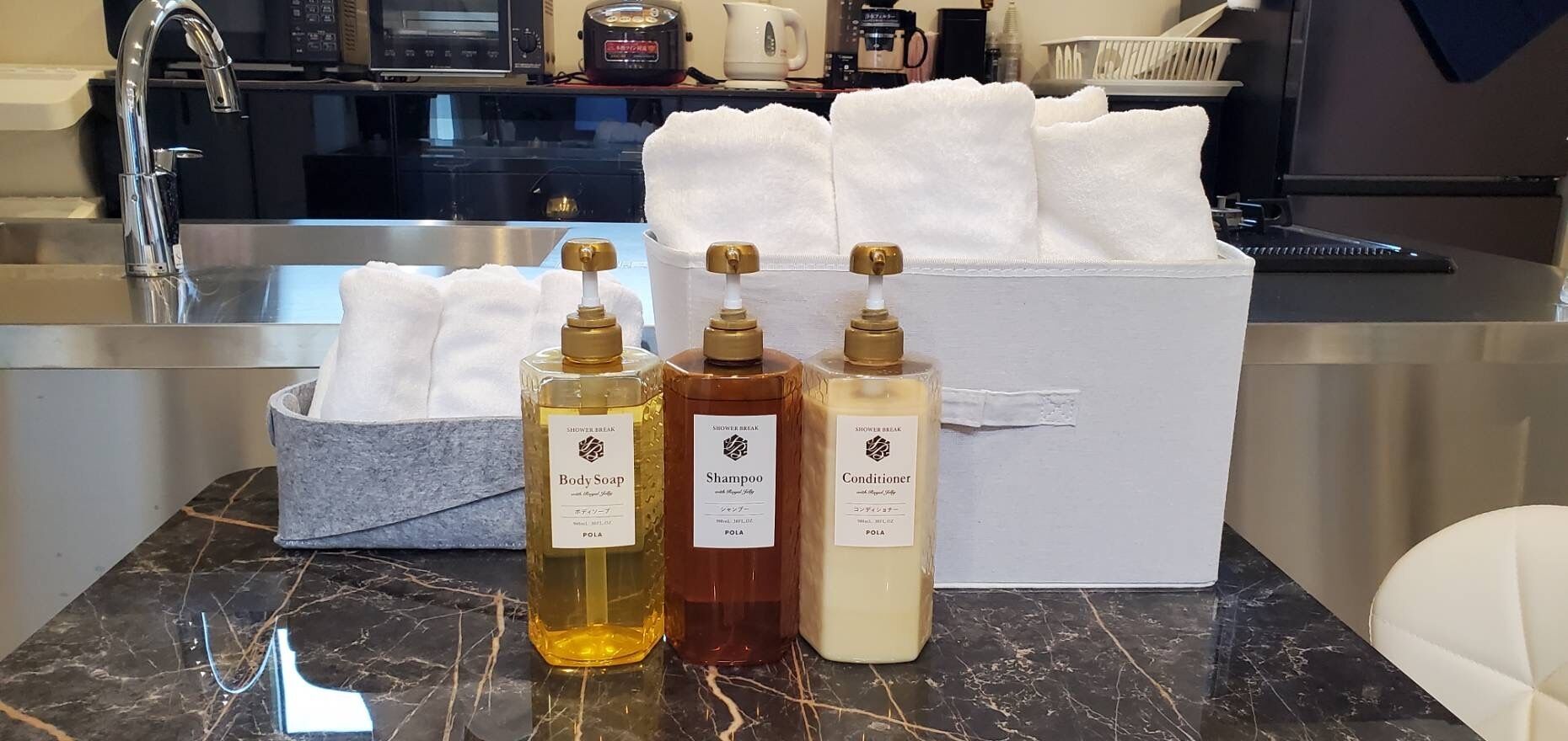 Badewanne und Dusche (separat), kostenlose Toilettenartikel