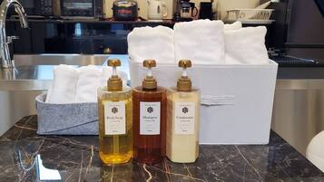 Bồn tắm và buồng tắm vòi sen riêng, đồ dùng nhà tắm miễn phí