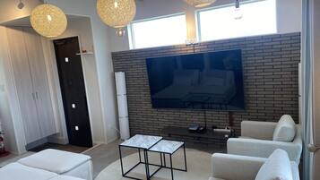 Phòng Suite Executive, 2 phòng ngủ | Phòng khách | TV màn hình phẳng 60-inch có truyền hình kỹ thuật số, đầu đĩa DVD