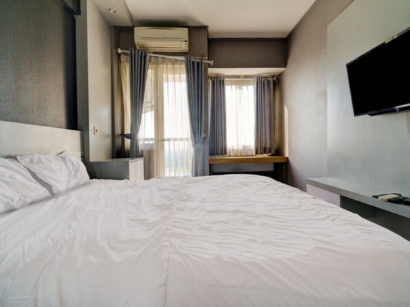 Habitación Deluxe doble | Espacio para trabajar con un portátil y ropa de cama