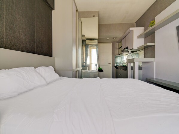 Deluxe Double Room | Laptop workspace, bed sheets