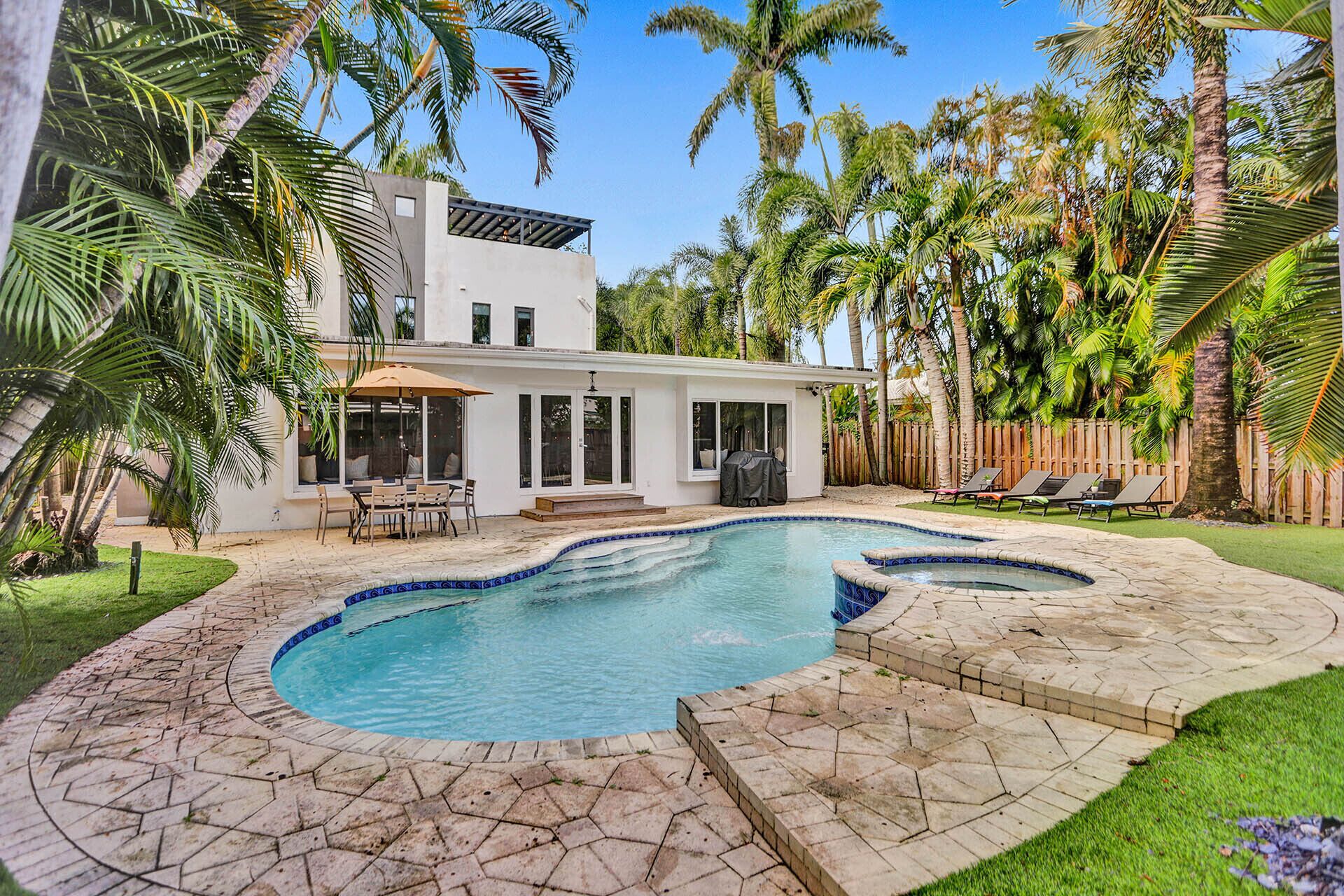 Oasis: 5 BR/3BT 5 min from the Beach