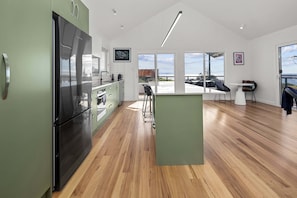 Fridge, microwave, oven, stovetop - RARE Views - Diamond Skies - Incredible! (Glamorgan-Spring Bay)