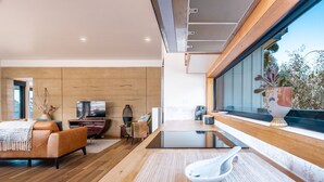 Uma sala de estar moderna com um sofá, uma mesa de centro e uma televisão.