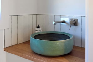 Douche, sèche-cheveux, serviettes fournies