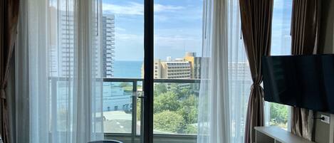 Deluxe Condo, Sea View | Living area