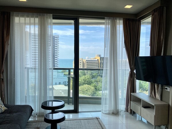 Deluxe Condo, Sea View | Living area