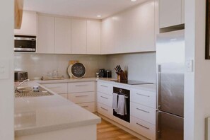 Fridge, microwave, oven, stovetop - The Little Lobster - Hot Tub! (Glamorgan-Spring Bay)