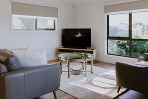 Living area - The Little Lobster - Hot Tub! (Glamorgan-Spring Bay)