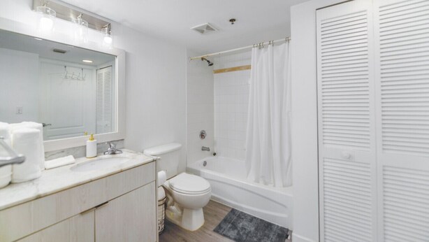 Hair dryer, towels - Vibrant Miami Brickell Condo 1/1 (Miami)