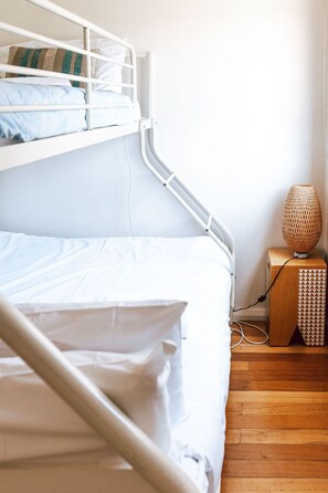 3 makuuhuonetta, silitysrauta/-lauta, ilmainen Wi-Fi, vuodevaatteet