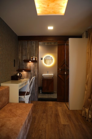 Luxury Studio | Bathroom | Towels