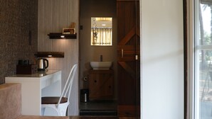 Une cuisine moderne avec un plan de travail en bois, des placards intégrés et une grande fenêtre.