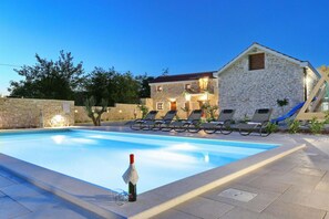 A stone building with a pool, lounge chairs, and a small staircase. - Villa Tereza in Prkos (Škabrnja)