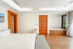 Luxe villa, 4 slaapkamers, privézwembad, aan het meer | 4 slaapkamers, luxe beddengoed, een minibar, een kluis op de kamer