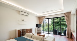Luxury-Villa, 4 Schlafzimmer, eigener Pool, Seeseite | 4 Schlafzimmer, hochwertige Bettwaren, Minibar, Zimmersafe