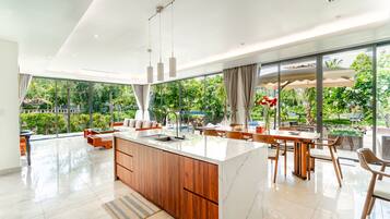 Luksusvilla, 4 soverom, privat basseng, ved innsjø | Oppholdsområde