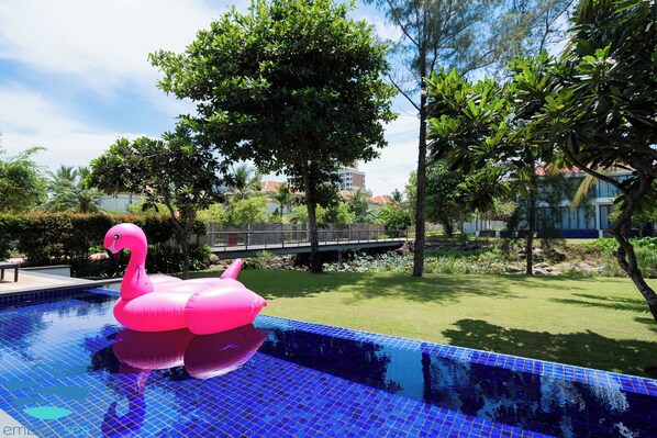 Una piscina al aire libre