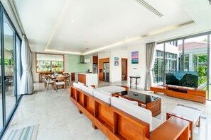 Villa de lujo, 4 habitaciones, piscina privada, junto al lago | Zona de estar