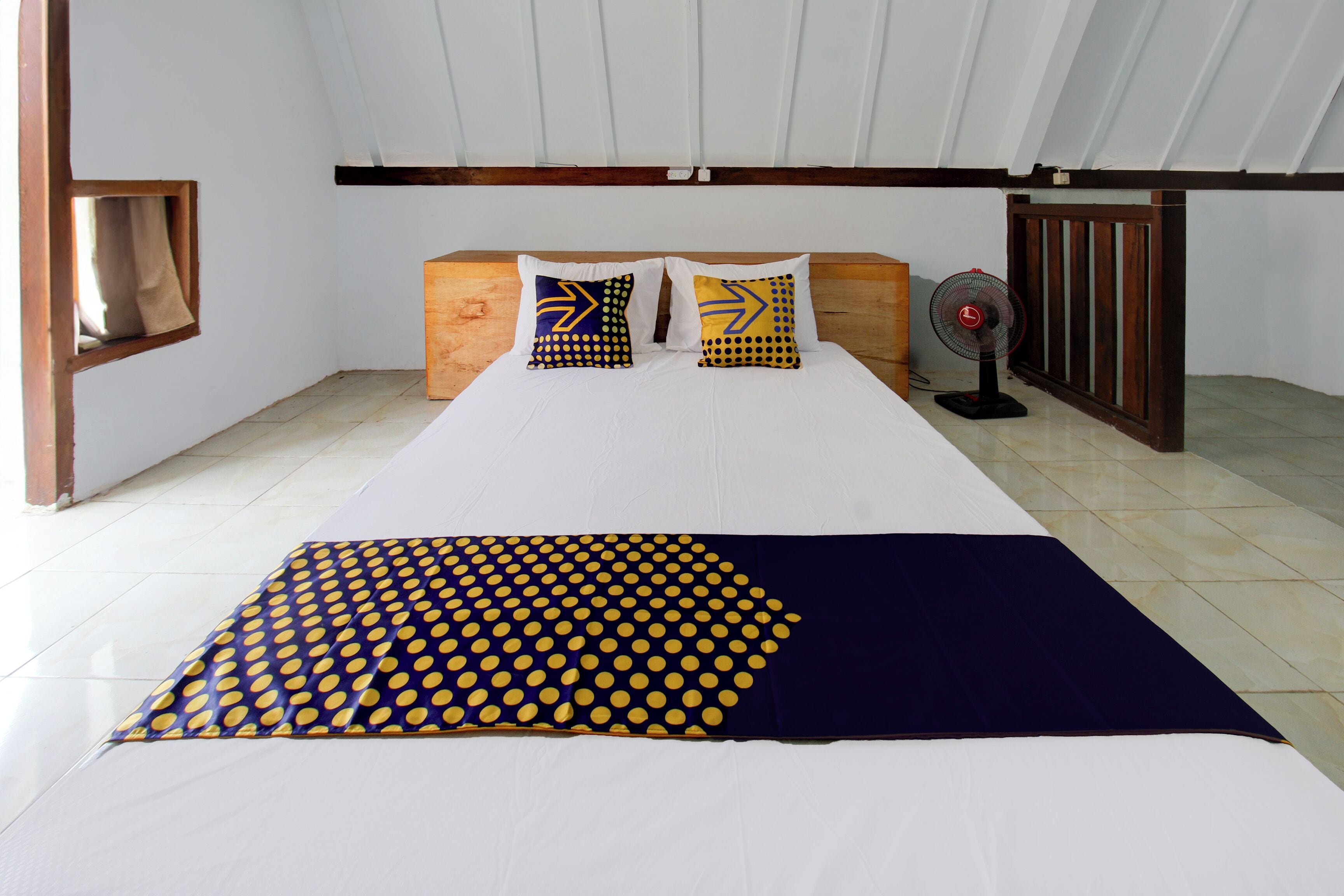 Quarto casal luxo | Espaço de trabalho para notebook, roupa de cama