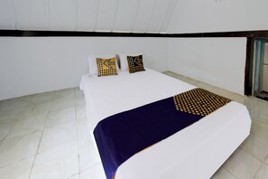 Habitación Deluxe doble | Espacio para trabajar con un portátil y ropa de cama