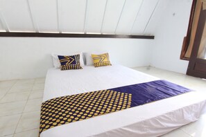 Deluxe Double Room | Laptop workspace, bed sheets - OYO Life 93154 White Kos Jenggala (Tanjung)