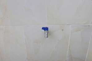 Habitación Deluxe doble | Baño | Ducha y toallas