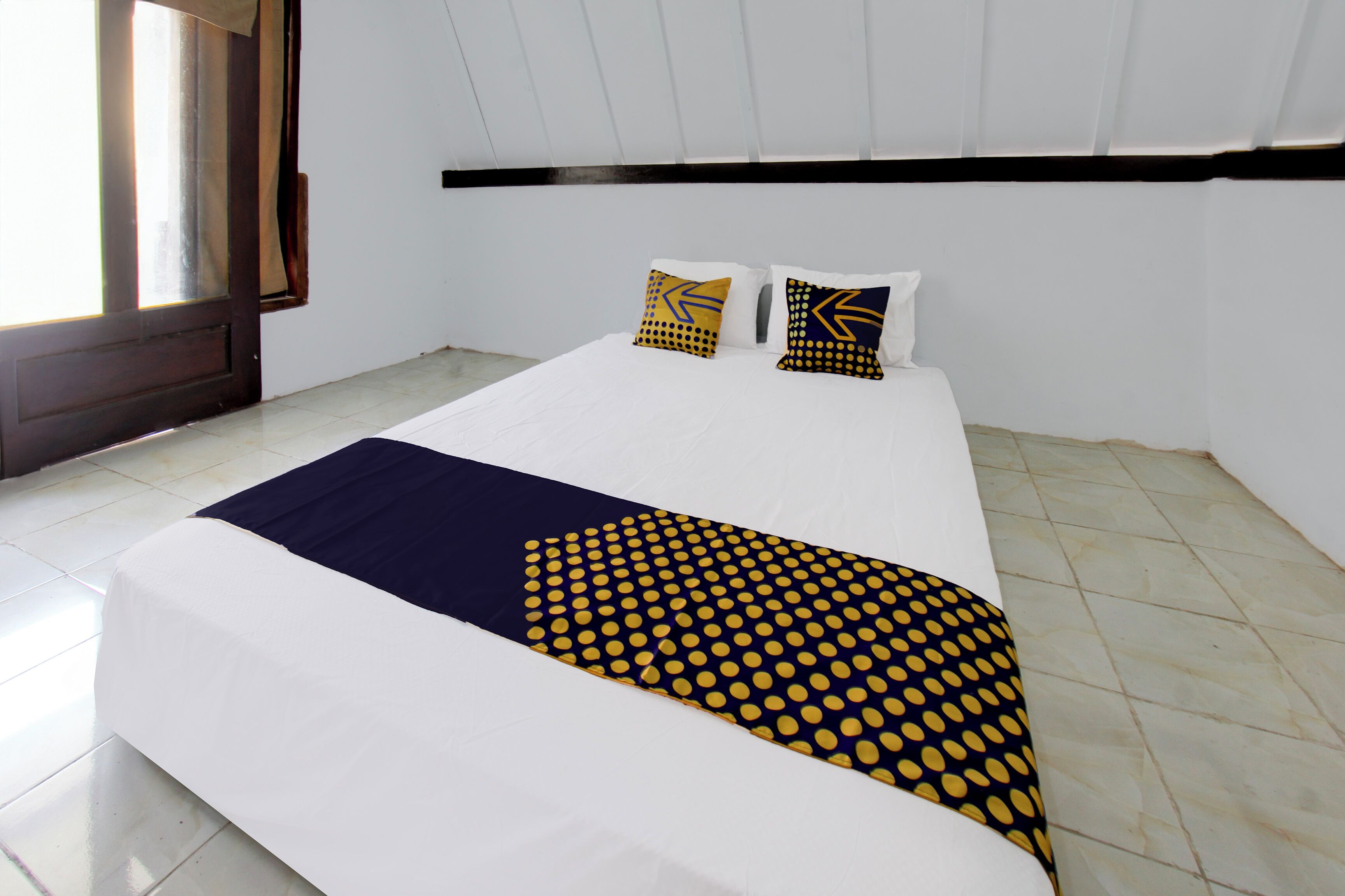Deluxe Double Room | Laptop workspace, bed sheets