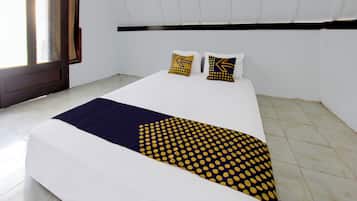 Deluxe Double Room | Laptop workspace, bed sheets
