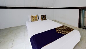 Kamar Double Deluks | Ruang kerja ramah laptop dan seprai linen