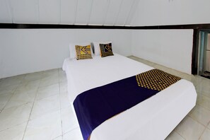 Habitación Deluxe doble | Espacio para trabajar con un portátil y ropa de cama