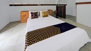 Kamar Double Deluks | Ruang kerja ramah laptop dan seprai linen