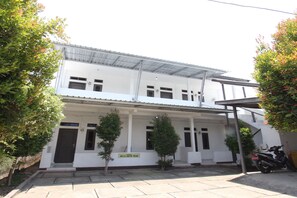 Exterior - OYO Life 93154 White Kos Jenggala (Tanjung)