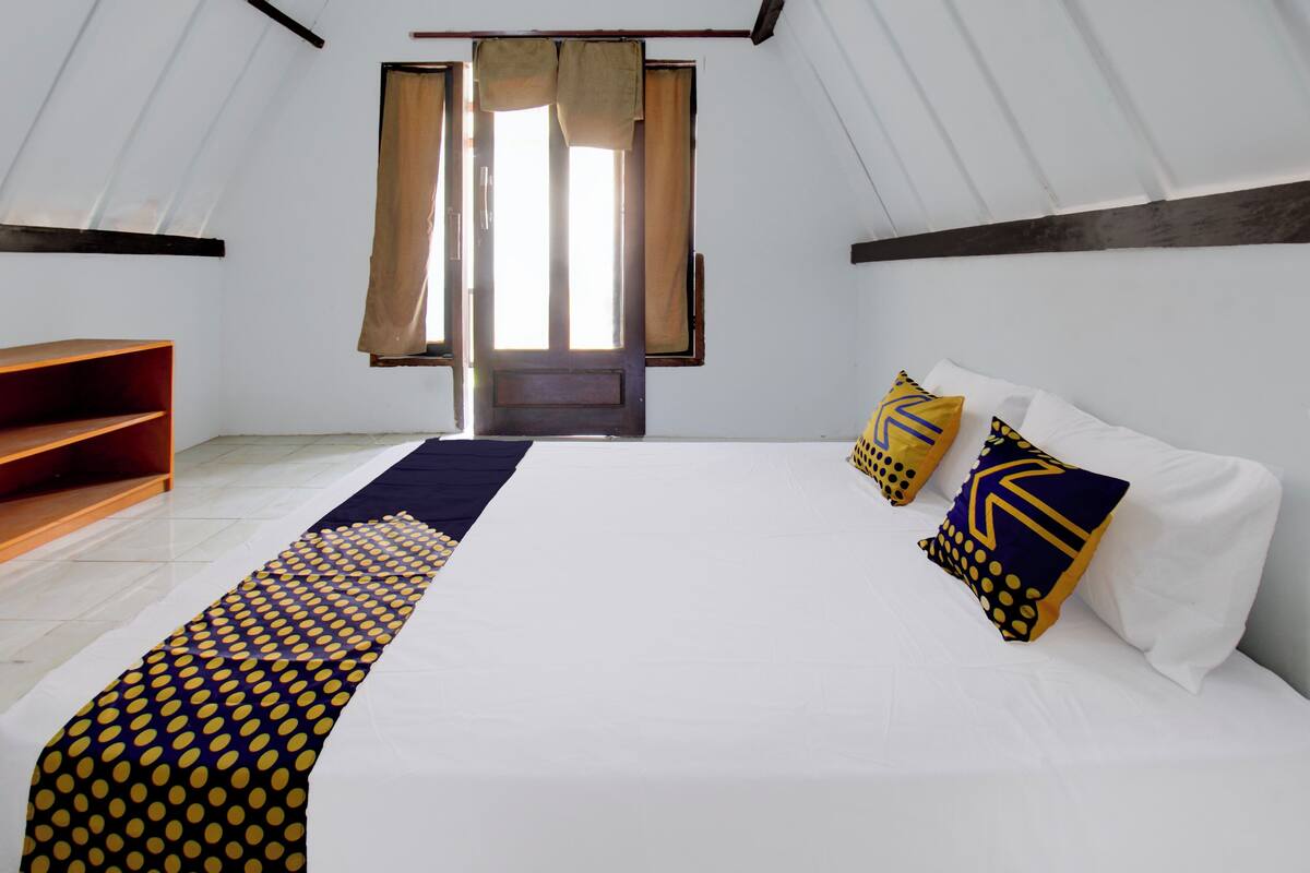 Habitación Deluxe doble | Espacio para trabajar con un portátil y ropa de cama