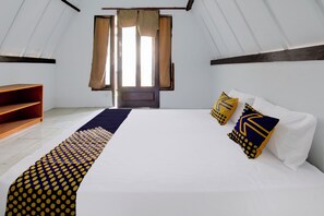 Habitación Deluxe doble | Espacio para trabajar con un portátil y ropa de cama