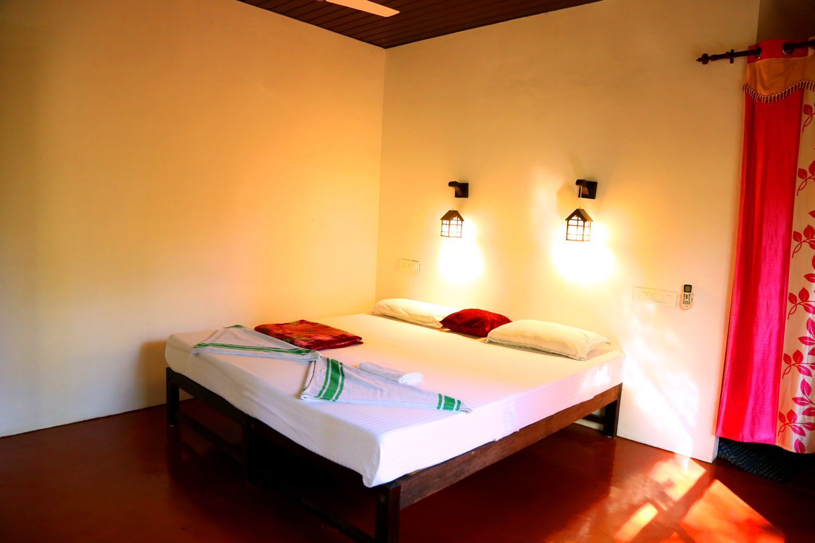 5 bedrooms, WiFi, bed sheets