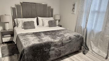 3 slaapkamers, een strijkplank/strijkijzer, gratis wifi, beddengoed